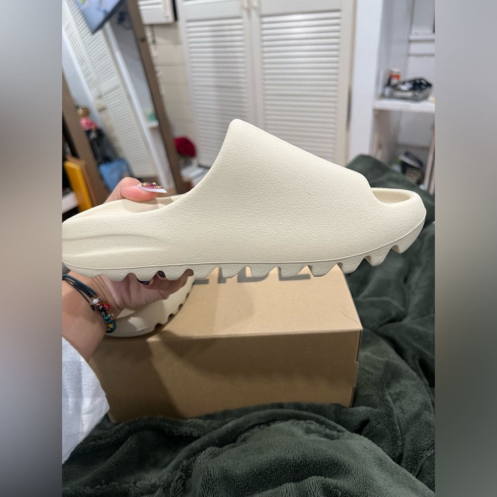 Yeezy Slides - Picture 10 of 10